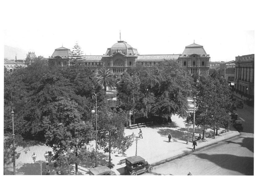 5. Postes de luz eléctrica en la Plaza de Armas de Santiago, 1919.