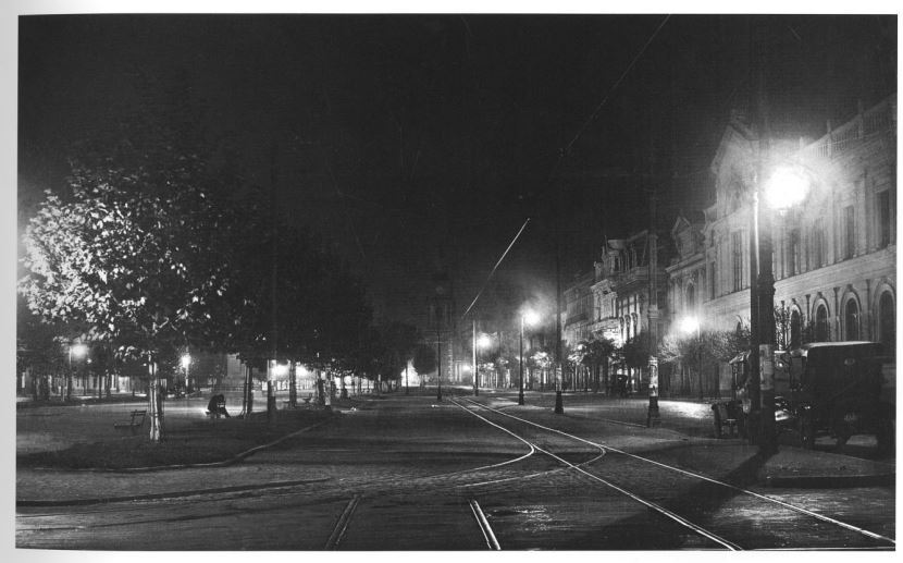 7. Santiago iluminado de noche. Alameda con San Diego, 1927.