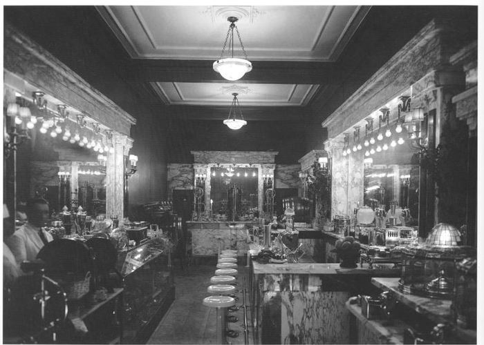 8. Local de comida iluminado con electricidad, 1920.