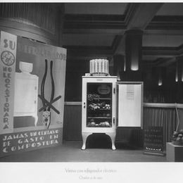 4. Refrigerador eléctrico abierto en vitrina, 1930.