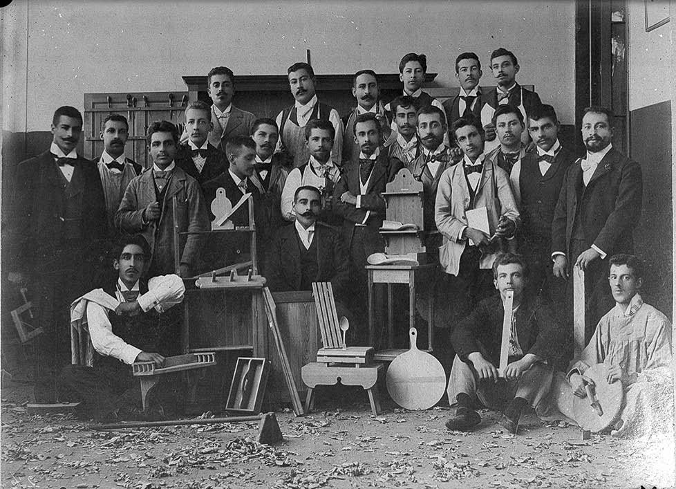 1. Grupo de alumnos del curso de carpintería, 1899.