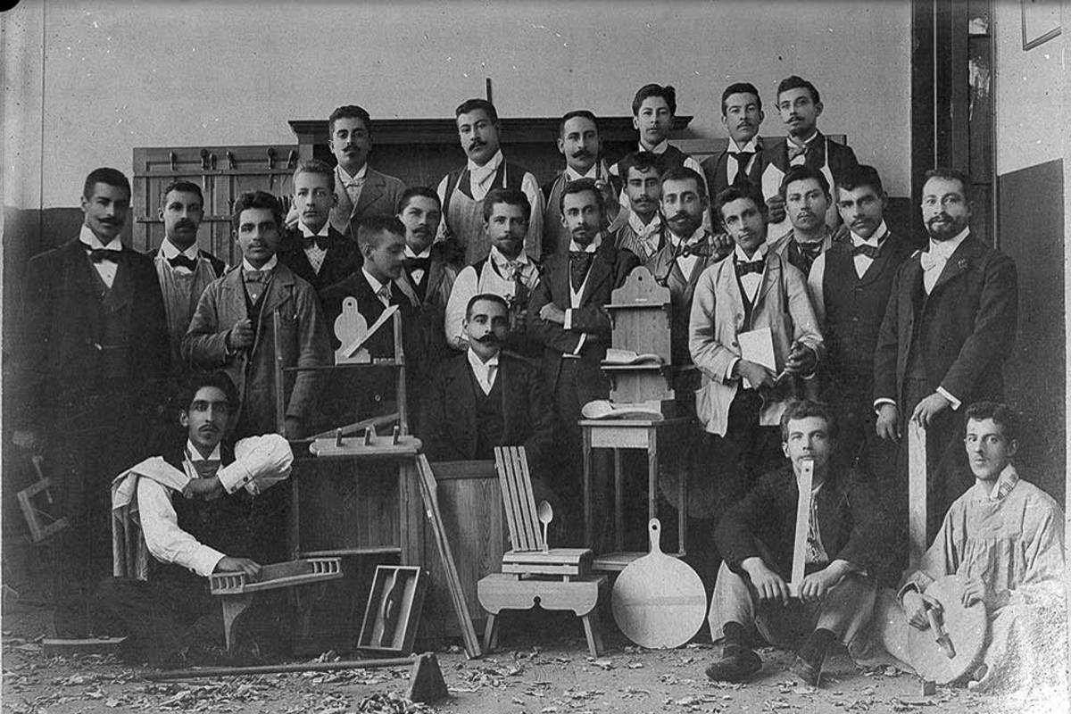 1. Grupo de alumnos del curso de carpintería, 1899.