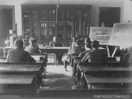 2. Alumnos en clases, Escuela Normal de Preceptores, Santiago, 1902.