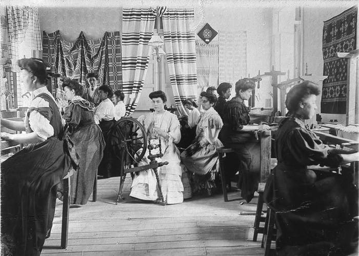 3. Alumnas de la Escuela Superior no. 19 de Santiago en curso normal de tejidos a tela, 1907.
