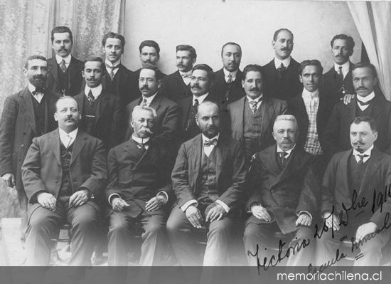 4. Cuerpo de profesores de la Escuela Normal de Victoria, provincia de Malleco, 1910.
