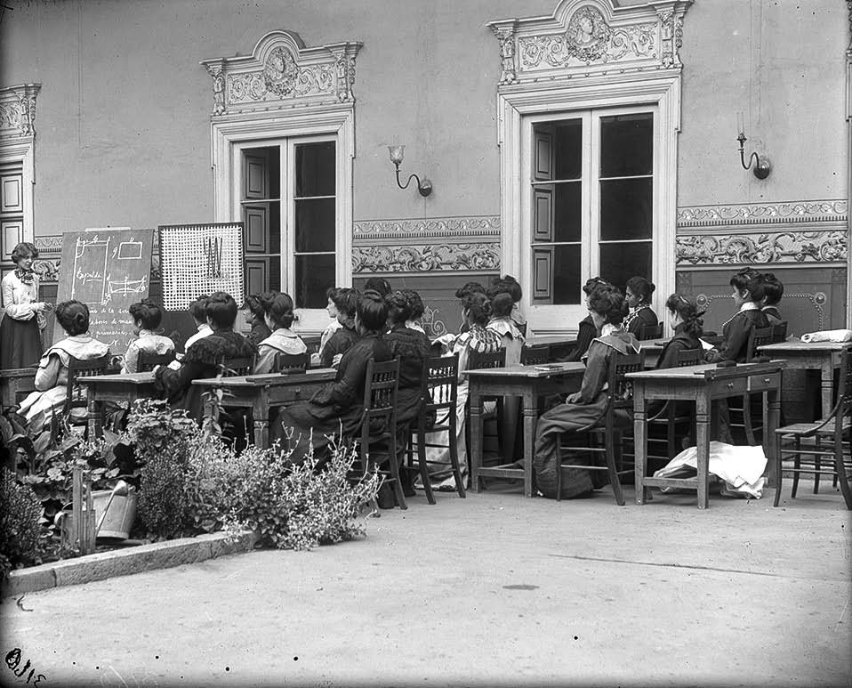 5. Mujeres junto a su profesora en taller de moda en Escuela Normal no. 3, hacia 1915.