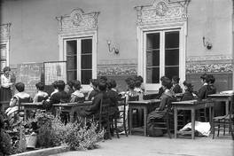 5. Mujeres junto a su profesora en taller de moda en Escuela Normal no. 3, hacia 1915.