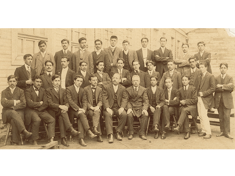 6. Alumnos y profesores de la Escuela Normal de Victoria, provincia de Malleco, 1919.