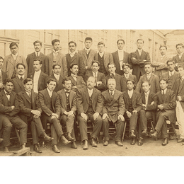 6. Alumnos y profesores de la Escuela Normal de Victoria, provincia de Malleco, 1919.