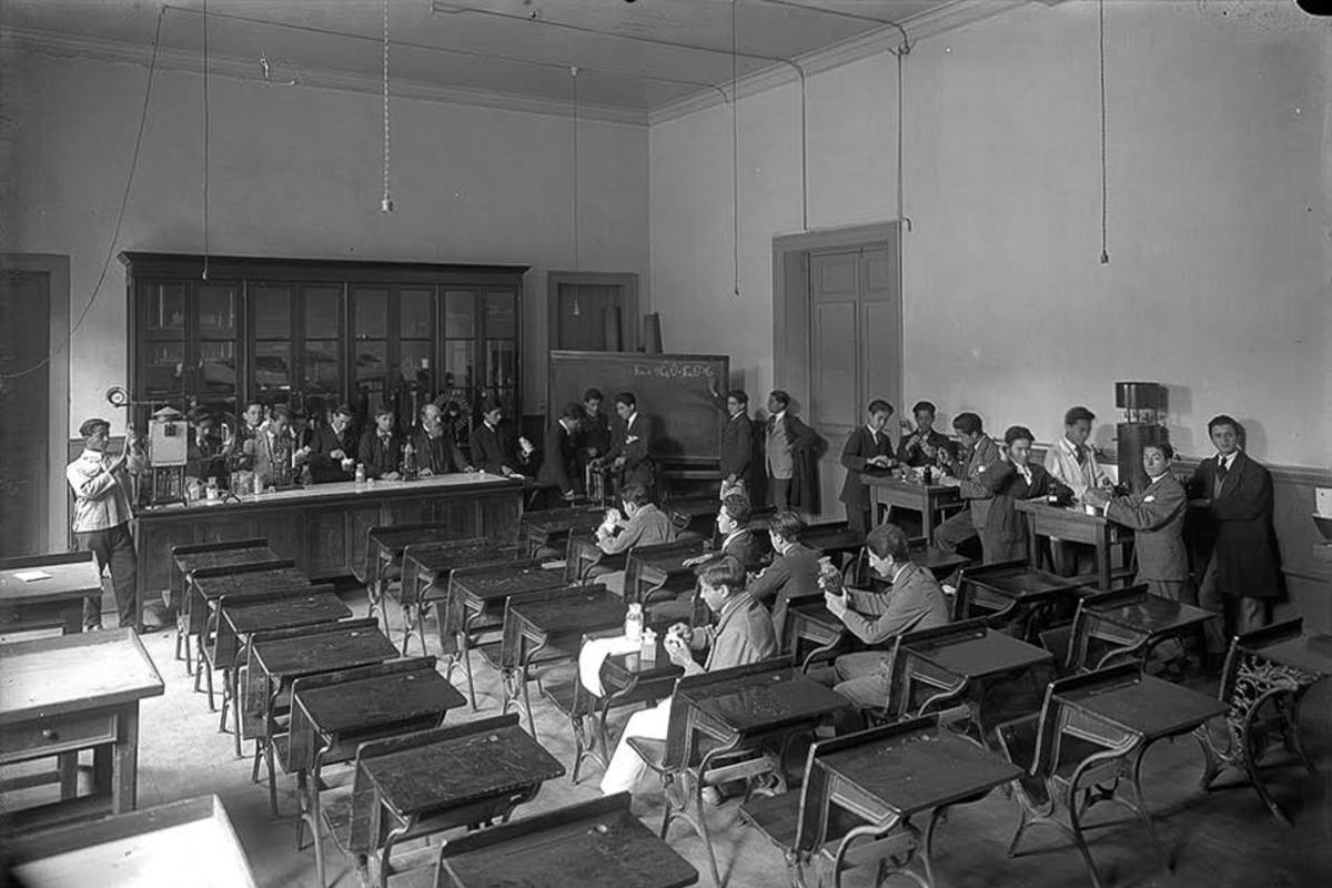 7. Alumnos en la sala de química y física de Escuela José Abelardo Núñez, hacia 1920.