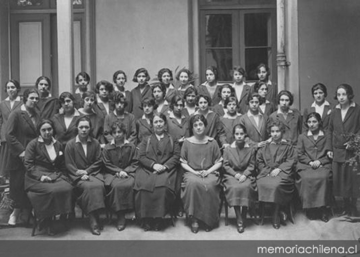 8. Alumnas de la Escuela Normal Nº 1, Santiago, 1925.