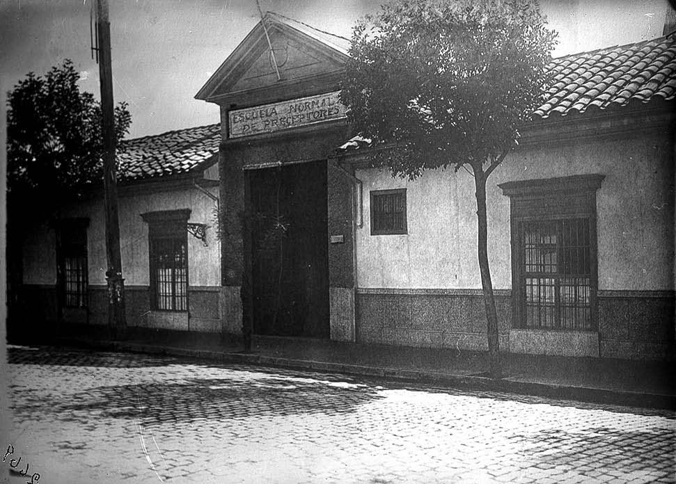 9. Fachada de la antigua Escuela Normal de Preceptores de Santiago, hacia 1920.