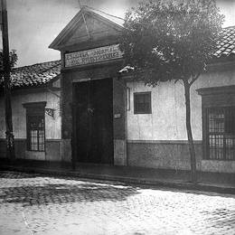 9. Fachada de la antigua Escuela Normal de Preceptores de Santiago, hacia 1920.