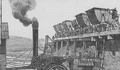 2. En las salitreras fueron ocupadas máquinas a vapor. En la imagen: Triturando el caliche, hacia 1889.
