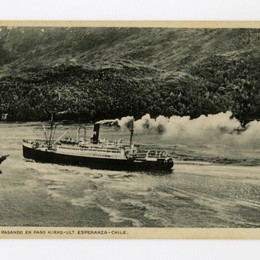 4. Barco a vapor pasando en Paso Kirke en la Región de Magallanes a comienzos del siglo XX.