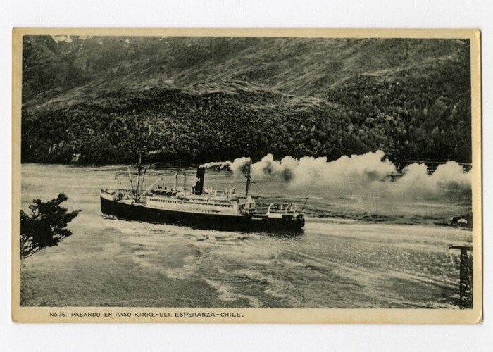 4. Barco a vapor pasando en Paso Kirke en la Región de Magallanes a comienzos del siglo XX.