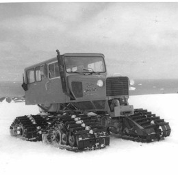 7. Carro Snow Cat, medio de transporte en la Antártica.