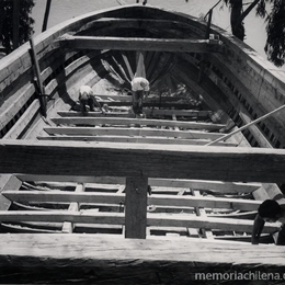 7. Cubierta de nave en construcción en astillero del Maule, 1950. Fotografía de Domingo Ulloa.