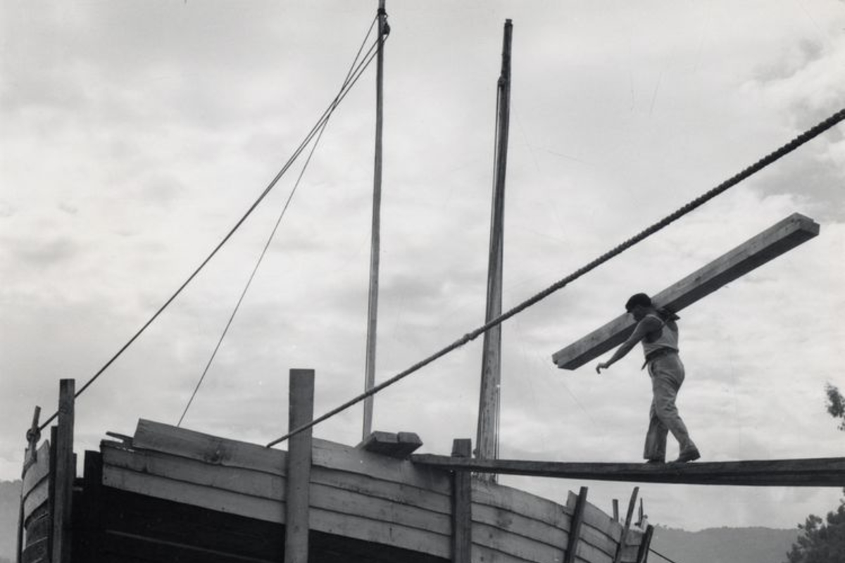 Trabajo en astillero del Maule, 1950. Fotografía de Domingo Ulloa.