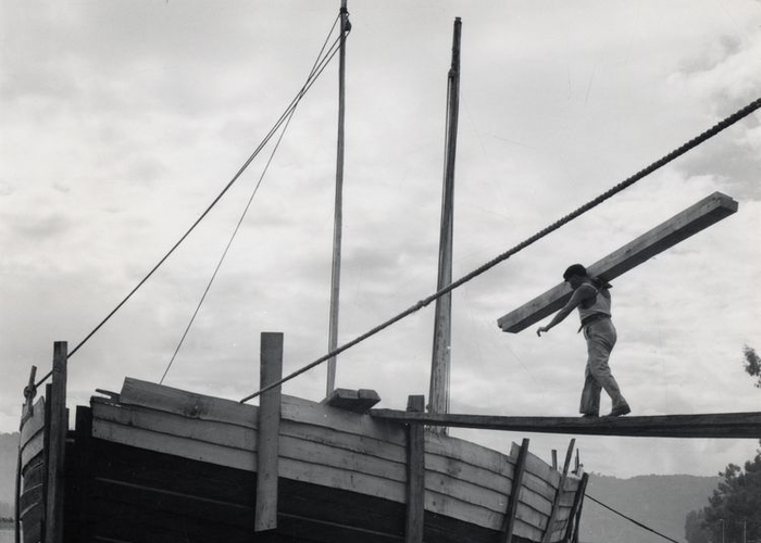 Trabajo en astillero del Maule, 1950. Fotografía de Domingo Ulloa.