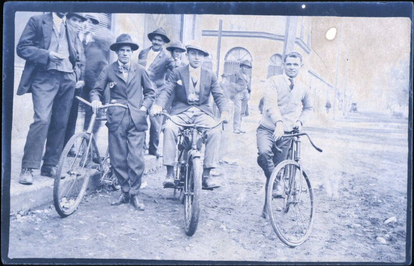 1. Grupo de hombres en bicicletas.Chile, entre 1910 y 1930.