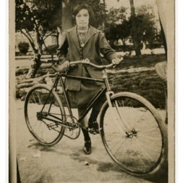 2. Muchacha en bicicleta. Santiago , 1925.