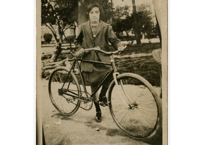 2. Muchacha en bicicleta. Santiago , 1925.