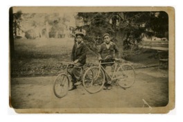 3. Dos niños con boinas, aparecen en la fotografía en bicicleta en el parque de la Quinta Normal.