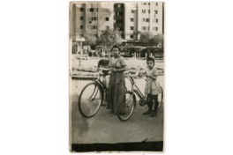 4. Joven y niña en bicicleta en la Plaza Baquedano. Santiago, entre 1930 y 1950.