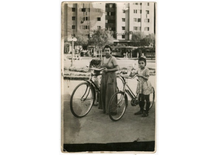 4. Joven y niña en bicicleta en la Plaza Baquedano. Santiago, entre 1930 y 1950.