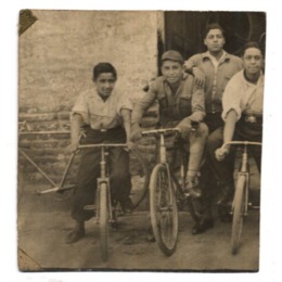 5. Jovenes retratados en sus bicicletas. Chile, entre 1930 y 1940.