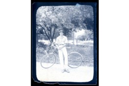 6. Joven en plaza Vergara apoyado en su bicicleta. Viña del Mar, Chile, entre 1940 y 1950.