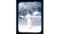 6. Joven en plaza Vergara apoyado en su bicicleta. Viña del Mar, Chile, entre 1940 y 1950.