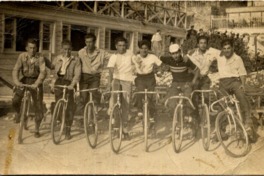 7. Jovenes en bicicleta. Cartagena, Chile, 1943.
