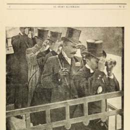 5. Fotografía de hombres observando una competencia de caballos en Francia. Año 1901.