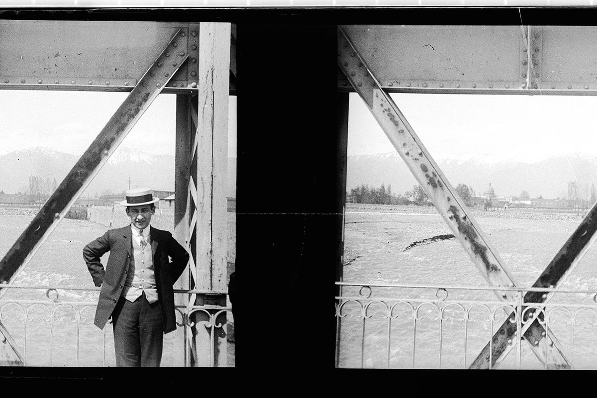 9. Guillermo Jullian, posa en puente metálico sobre el Río Mapocho en calle Purísima, 1906. Fotografía de Julio Bertrand Vidal.