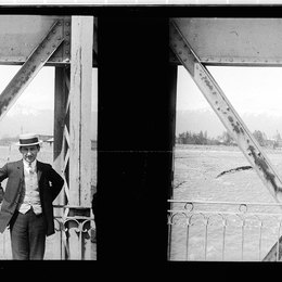 9. Guillermo Jullian, posa en puente metálico sobre el Río Mapocho en calle Purísima, 1906. Fotografía de Julio Bertrand Vidal.