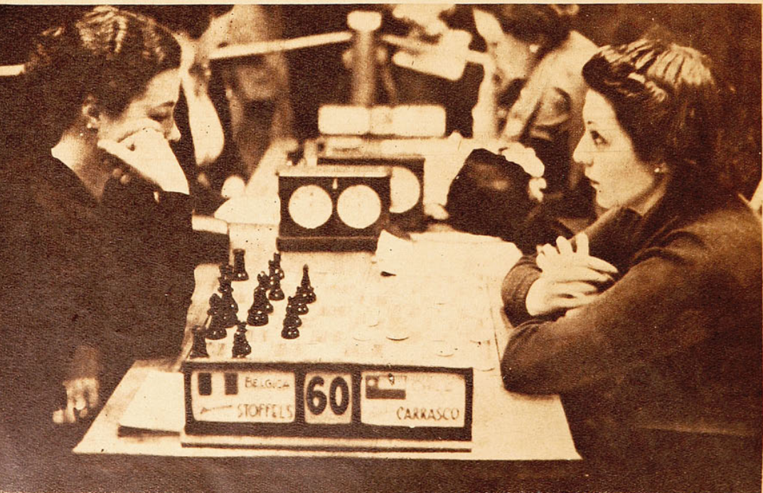 2. Berna Carrasco, a la derecha, jugando contra jugadora de Bélgica en el Campeonato Mundial Femenino de Ajedrez de 1939.