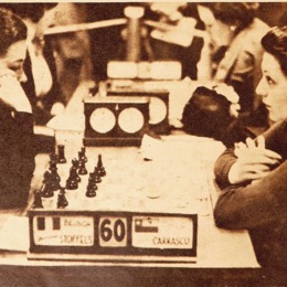 2. Berna Carrasco, a la derecha, jugando contra jugadora de Bélgica en el Campeonato Mundial Femenino de Ajedrez de 1939.