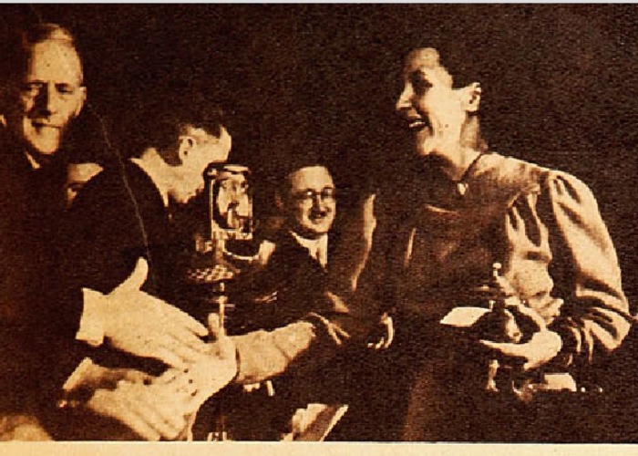 3. Berna Carrasco recibe el trofeo de campenoa de América en el Campeonato Mundial Femenino de Ajedrez de 1939.