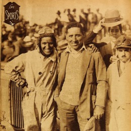 7. Azzari, al medio, y su mecánico después de ganar el Circuito Sur. Año 1929.