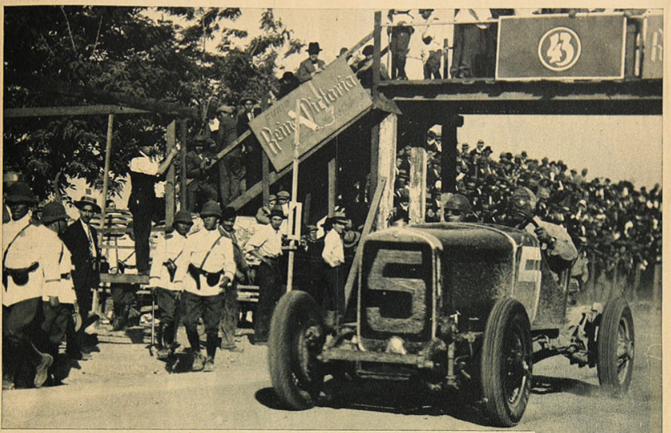 10. Azzari llegando a la meta después de una carrea en 1930.