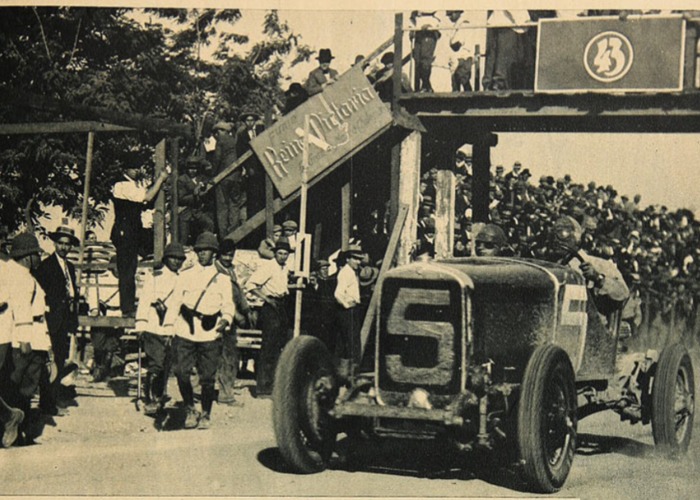 10. Azzari llegando a la meta después de una carrea en 1930.