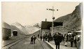3. Estación Puente del Inca. Pasajeros esperan la llegada del Ferrocarril Trasandino, año 1915.