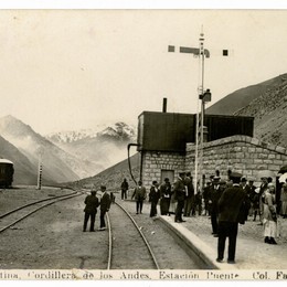 3. Estación Puente del Inca. Pasajeros esperan la llegada del Ferrocarril Trasandino, año 1915.