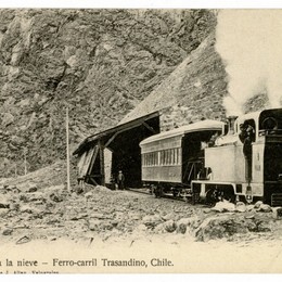 5. Ferro-carril Trasandino pasando por un cobertizo para proteger y guarecer la vía férrea y los trenes de las tormentas de nieve, año 1910.