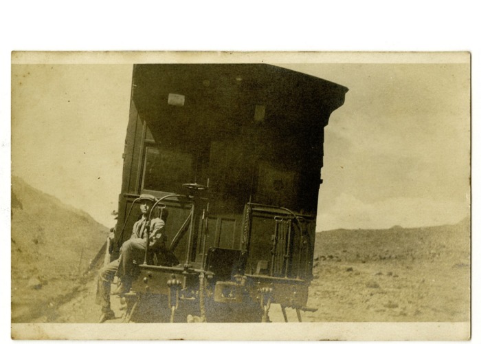 8. Hombre en la parte exterior de un vagón del Ferrocarril Trasandino, año 1910.