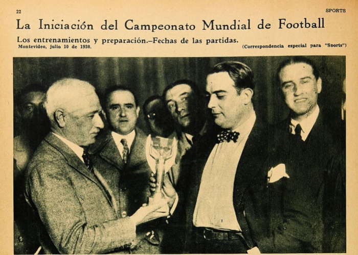 9. El 13 de julio de 1930 comenzó el primer Mundial de Fútbol en Uruguay. La copa que entonces se entregaba a la selección ganadora, era la copa Jules Rimet, que se usó hasta 1970.