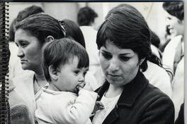 2. Mujer con su hijo pequeño en brazos en la fila para votar. Elecciones presidenciales de 1970.