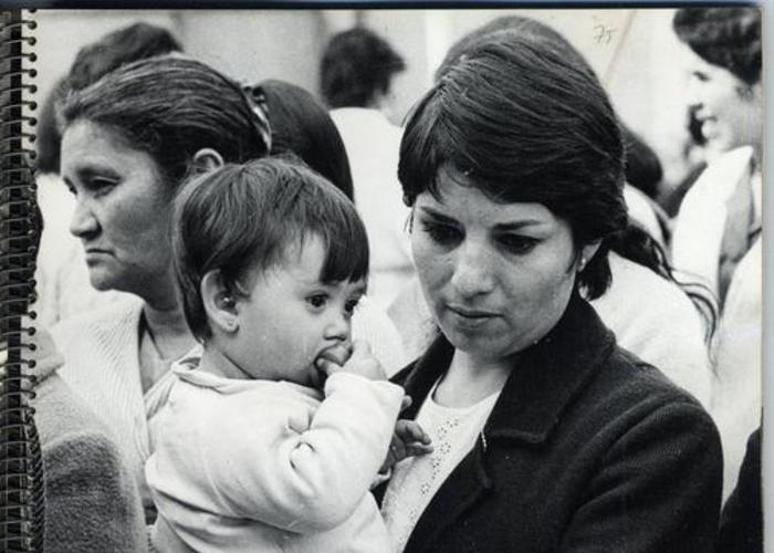 2. Mujer con su hijo pequeño en brazos en la fila para votar. Elecciones presidenciales de 1970.